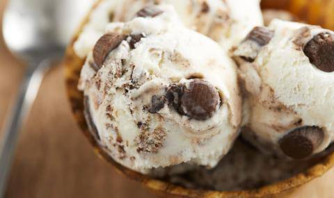 Ice cream with peanut butter cups
