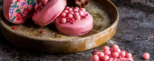 multisensorial image pink and brown cookies