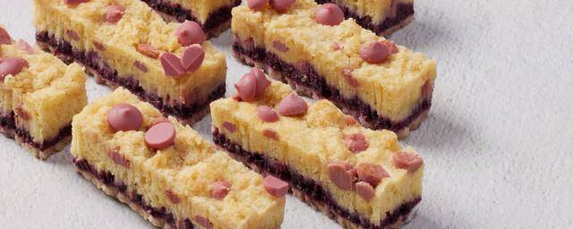Snack bars with ruby chocolate chips