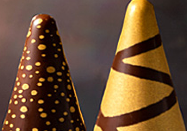 3D dark chocolate star, gold pattern, star-shaped white cake