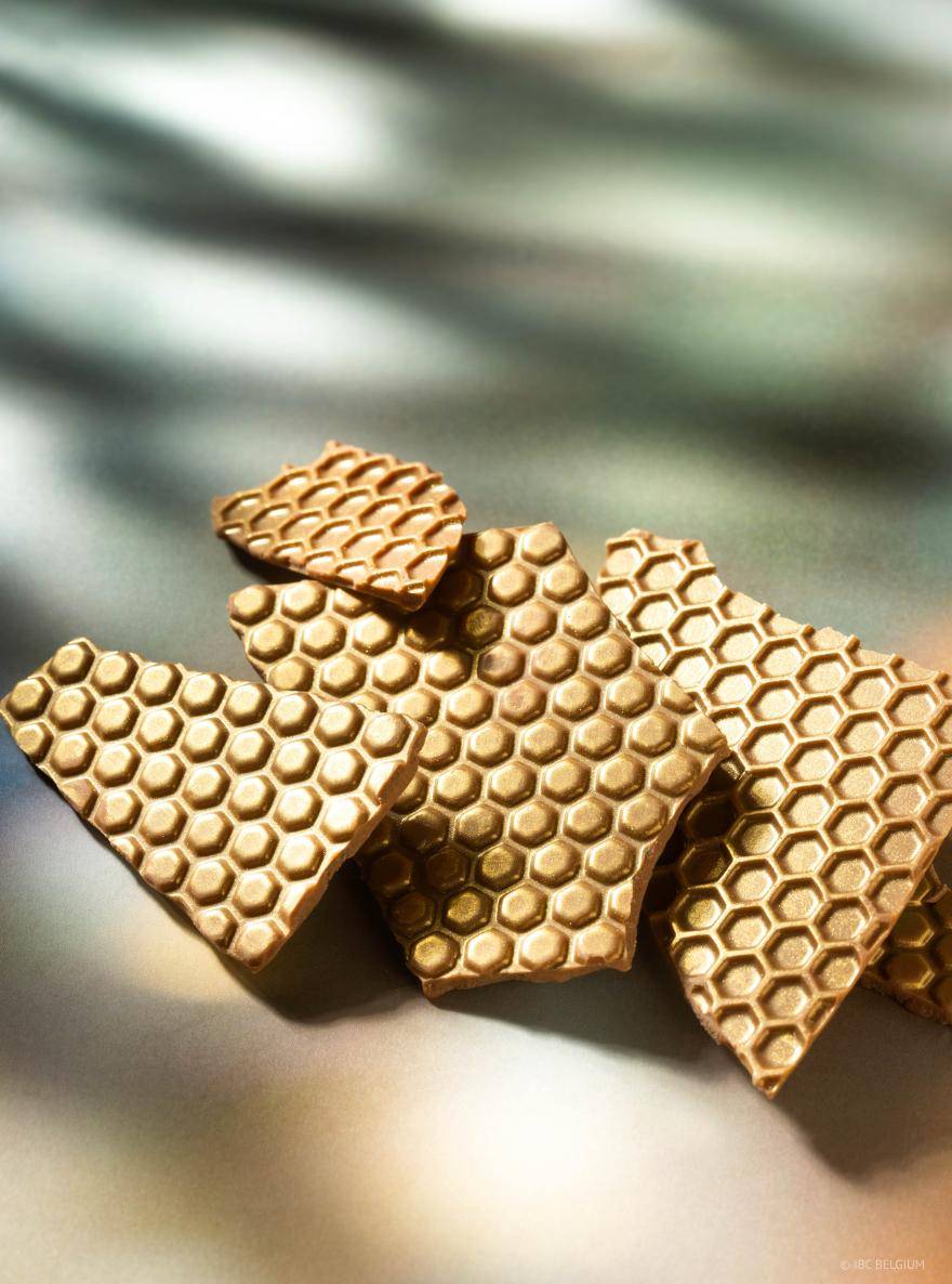 Chocolate slabs with honeycomb structure and gold finish