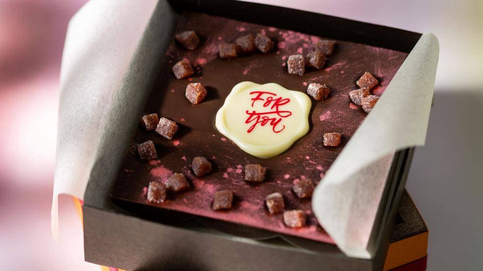 Dark chocolate tablet with decorations