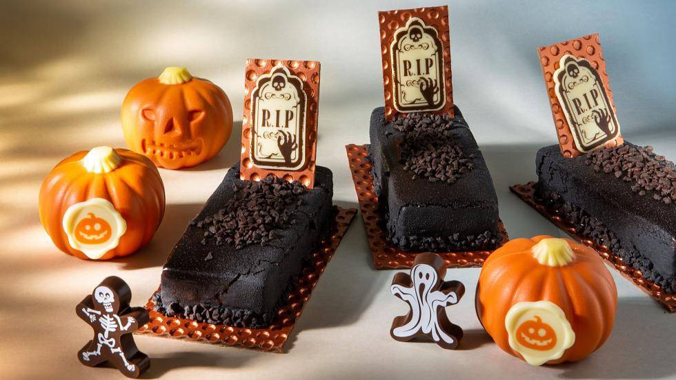 Chocolate pumpkin, cake graves and chocolate skeletons