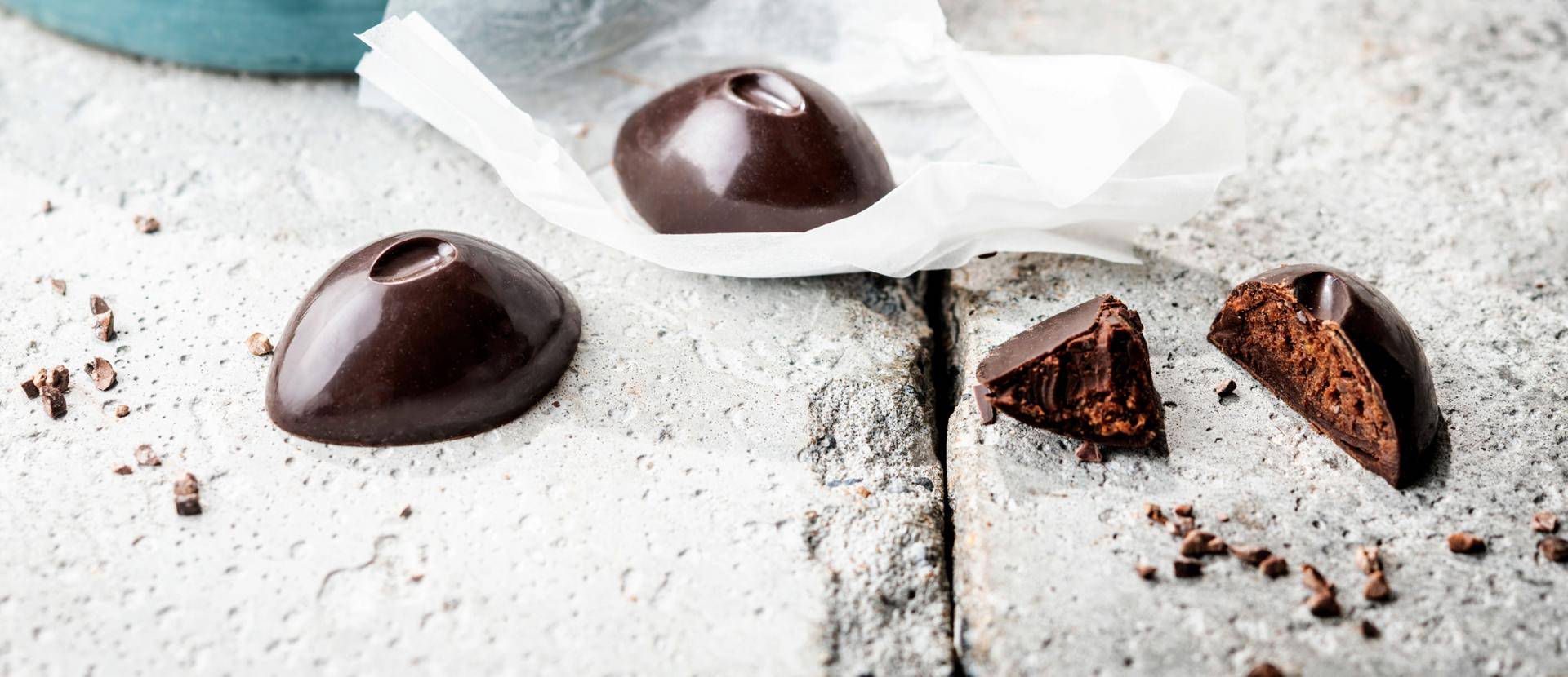 wholefruit chocolate pralines with cacaofruit