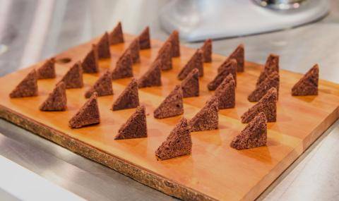 Brownies made without the new Bensdorp Natural Dark appeared lighter in color