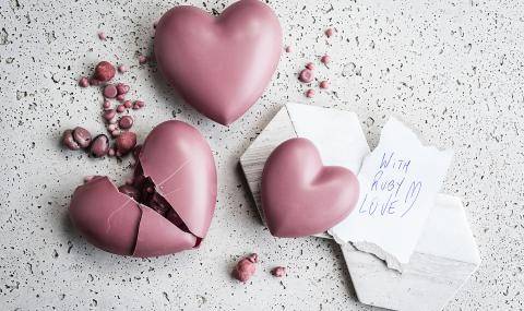 Rubylicious Heart Pinata with Ruby Chocolate, made by Martin Diez