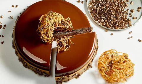 Mona Lisa metallic sprinkles entremet