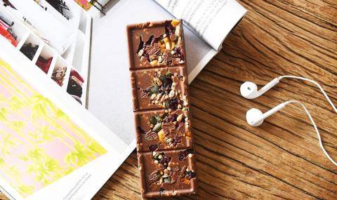 Sugar reduced chocolate bar