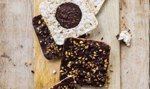 Healthy rice crackers with sugar free dark chocolate