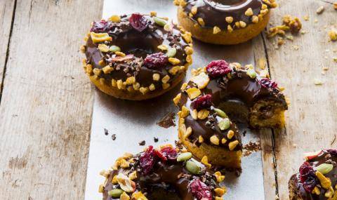 Create delicious donuts with dark chocolate and a hazelnut filling without added sugar 