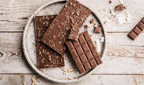 Milk chocolate without added sugars and nuts