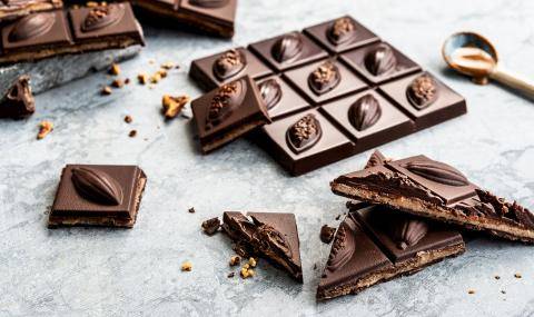 Sustainable dark chocolate tablet with nuts filling and cacao nibs