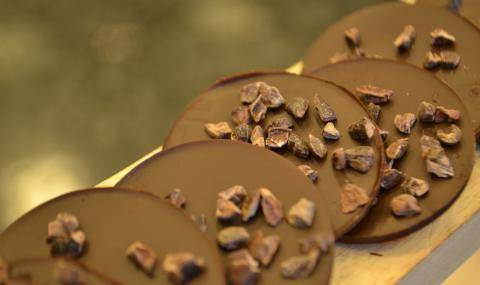 Sugar reduced chocolate round tablet