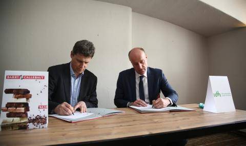 Antoine de Saint-Affrique and Joost Oorthuizen signing partnership
