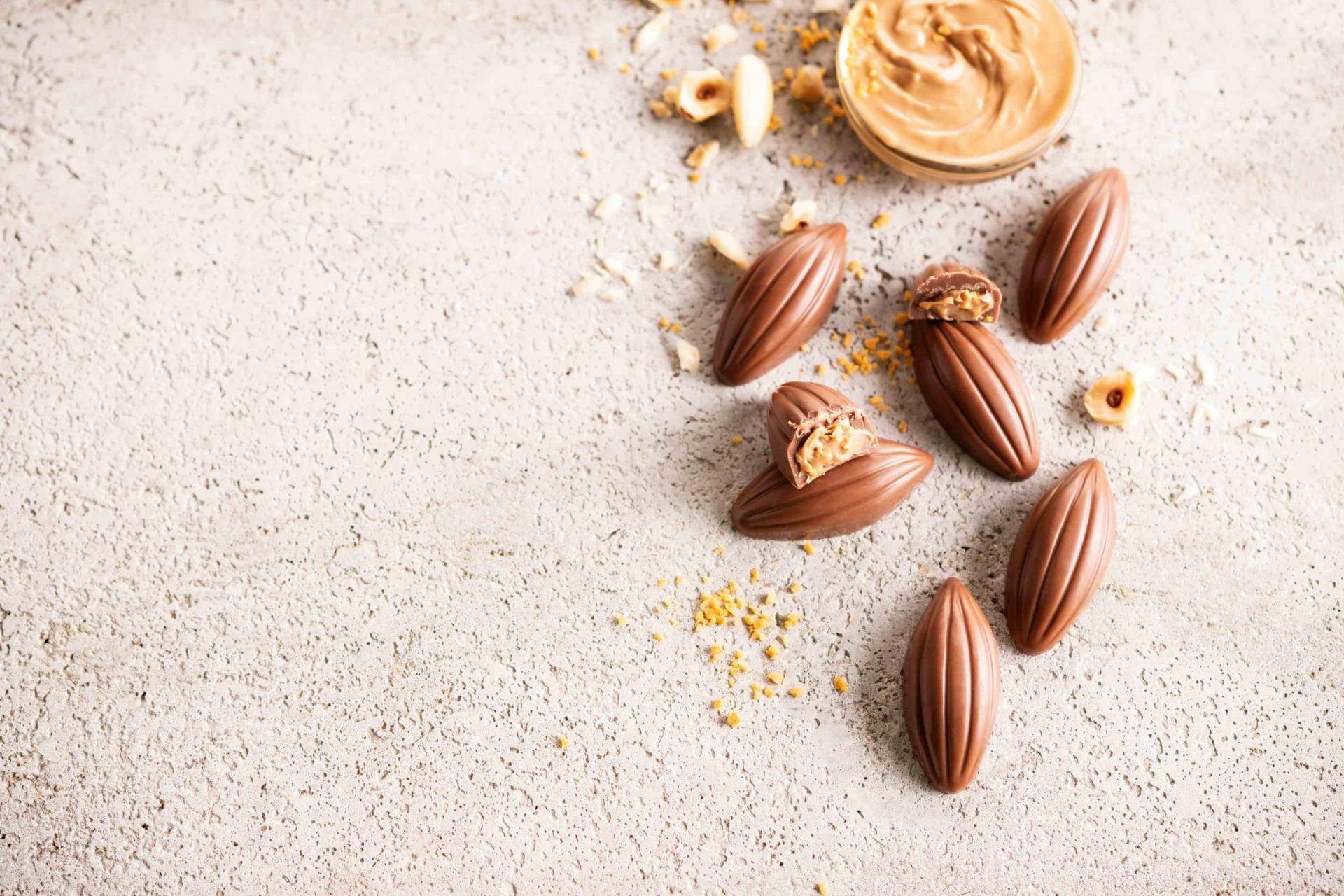 Almond filling plant based pralines with caramel crunch