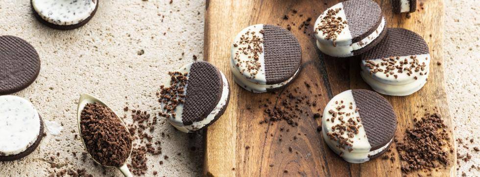 Sandwich biscuits cookies and cream