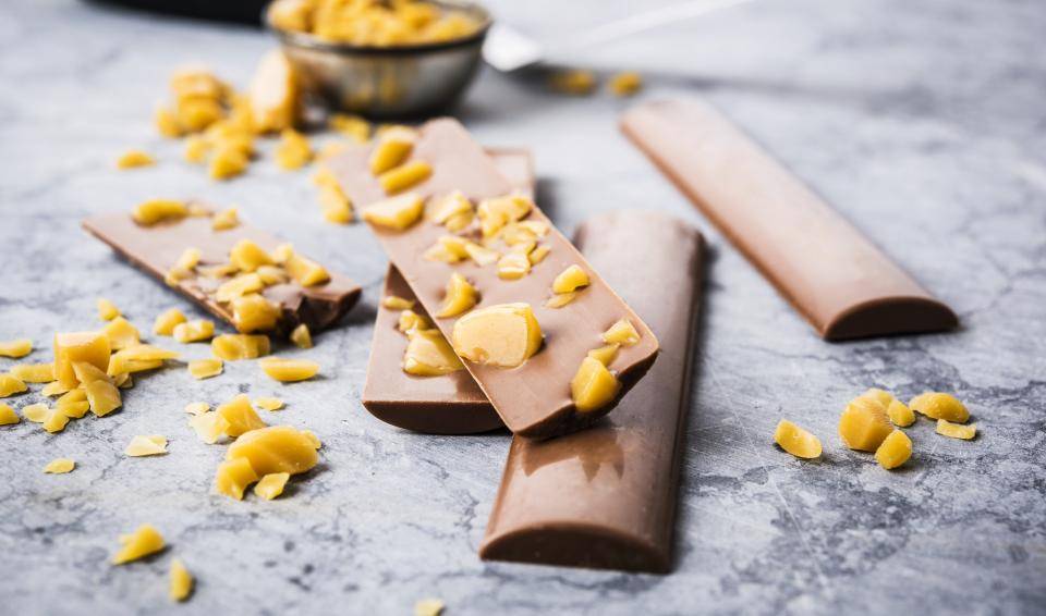 Milk chocolate bars decorated with Butter English Caramel pieces