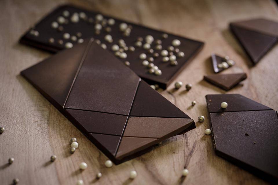 Dark chocolate tablet with white chocolate coated crispy bites