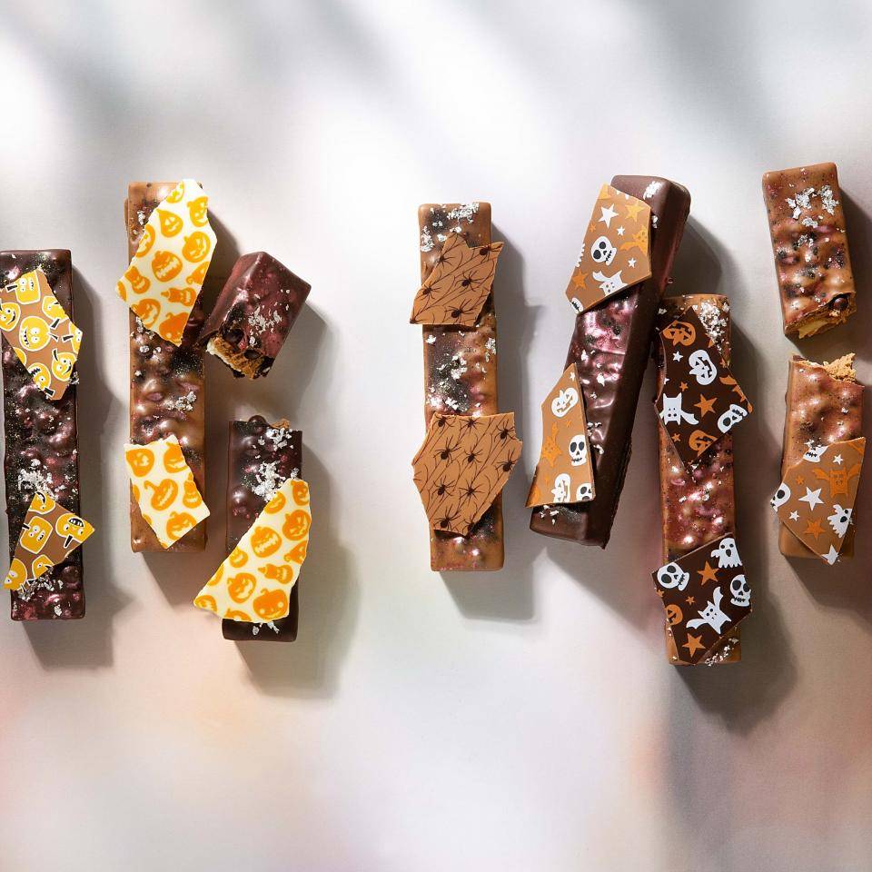 Snacking bars with chocolate shards with various Halloween prints