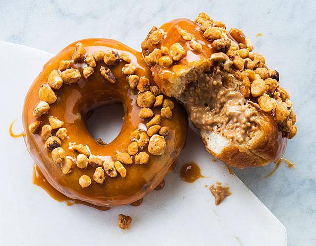 Donuts with caracrackine and caramelized hazelnuts