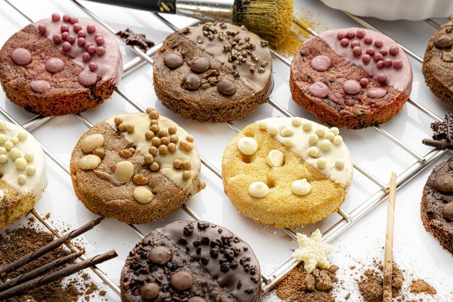 Mona Lisa CRISPY COOKIES, 5 COLOURS OF CHOCOLATE