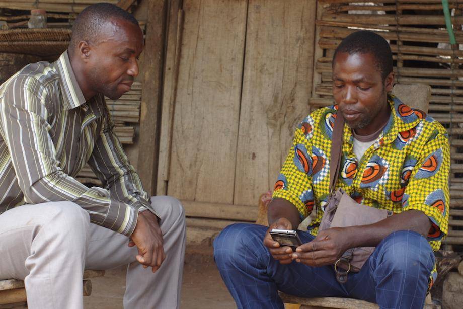 Cocoa farmer using Katchile on his phone
