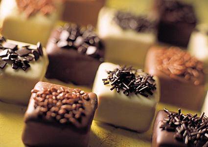 Enrobed pralines decorated with flakes and vermicelli