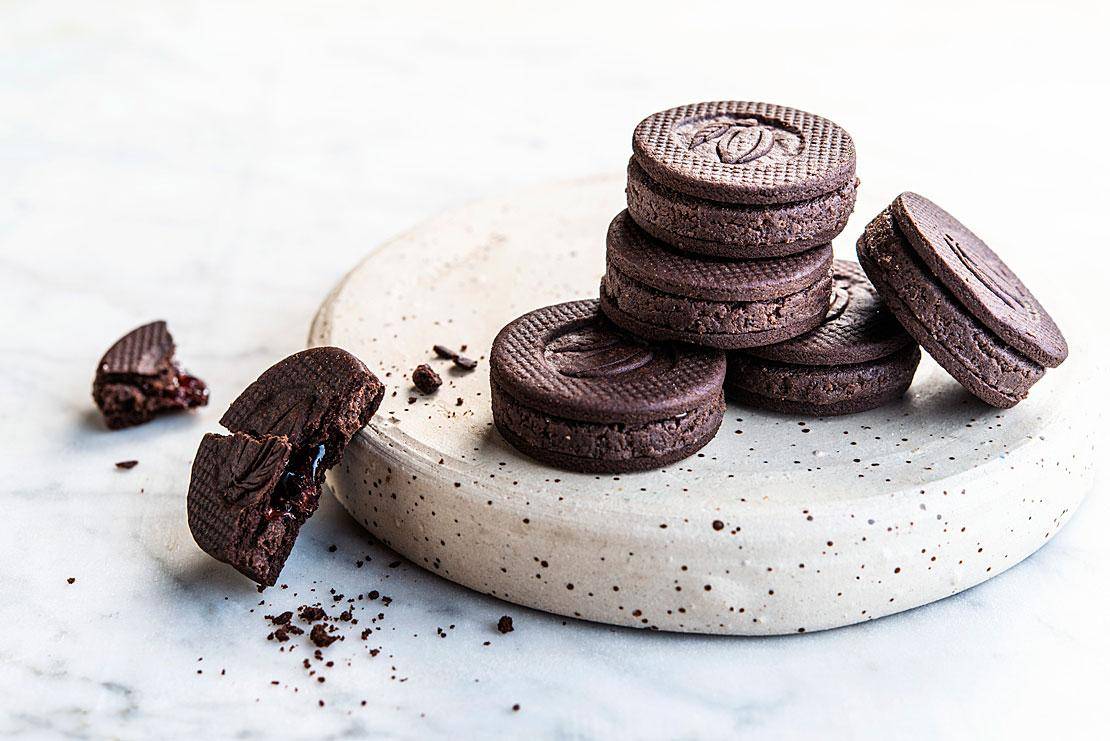 Sandwich biscuit wafer fat based filling