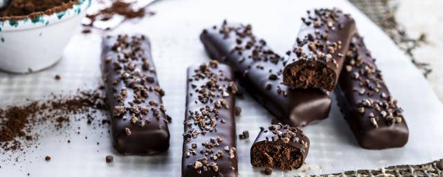 Triple cocoa and chocolate snack bar