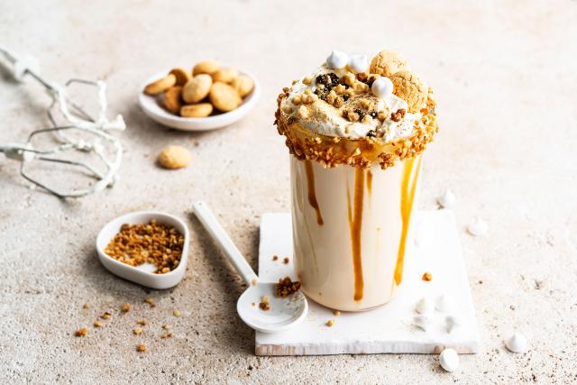 Caramel Frappuccino with amaretti, Caramel crunches and meringue decorations