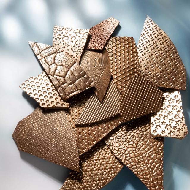 Chocolate pralines with structures and prints