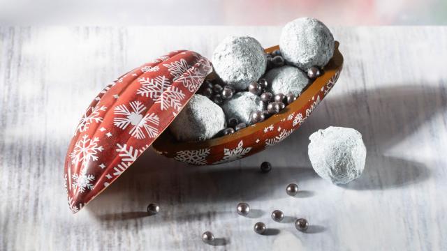 Cocoa pod-shaped chocolate cup