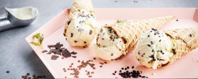 Ice Cream - Cone - Vanilla Ice cream with stracciatella
