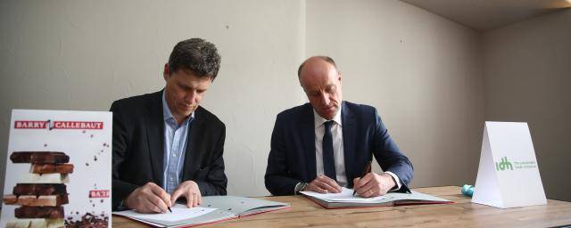 Antoine de Saint-Affrique and Joost Oorthuizen signing partnership