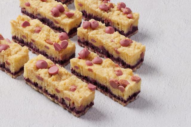 Snack bars with ruby chocolate chips