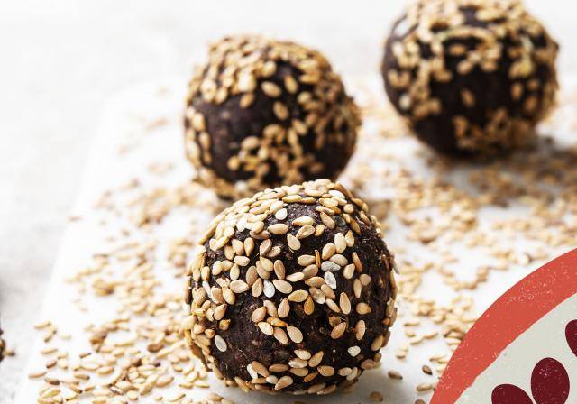 Vegan chocolate energy protein balls