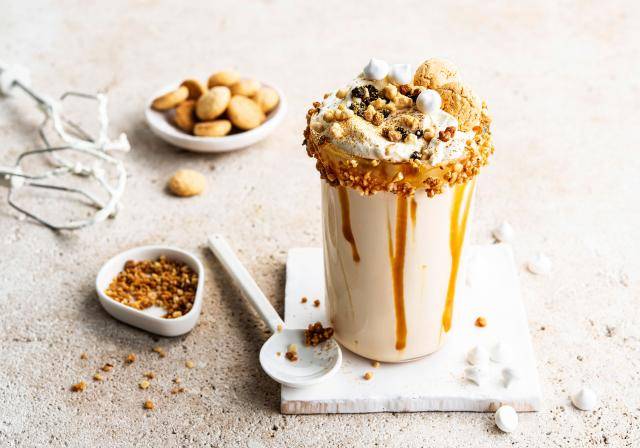 Caramel Frappuccino with amaretti, Caramel crunches and meringue decorations